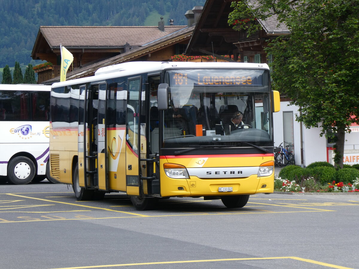 (264'338) - K�bli, Gstaad - Nr. 3/BE 330'862/PID 4535 - Setra am 6. Juli 2024 beim Bahnhof Gstaad