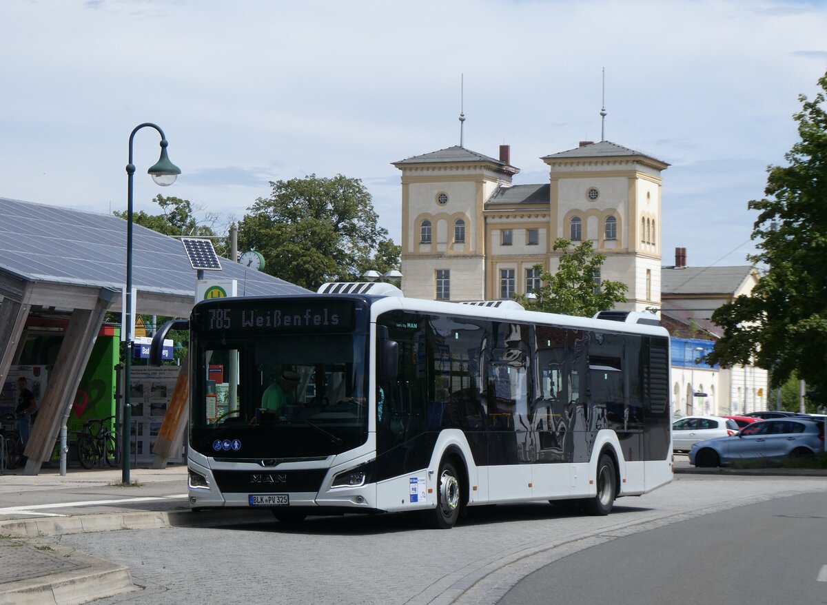 (264'582) - PVG Naumburg - BLK-PV 325 - MAN am 10. Juli 2024 beim Bahnhof Bad D�rrenberg