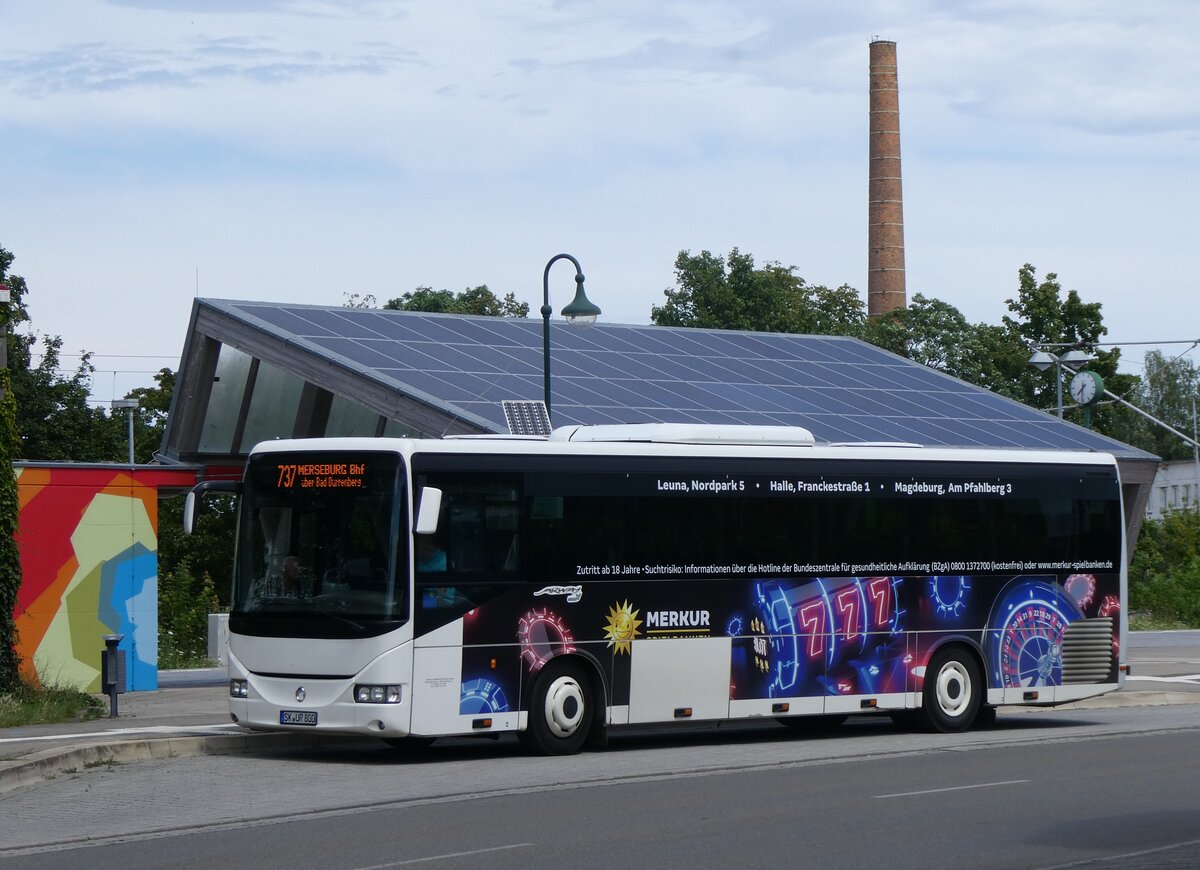 (264'587) - Reise & Touristik Service, Merseburg - SK-UR 800 - Irisbus am 10. Juli 2024 beim Bahnhof Bad D�rrenberg 