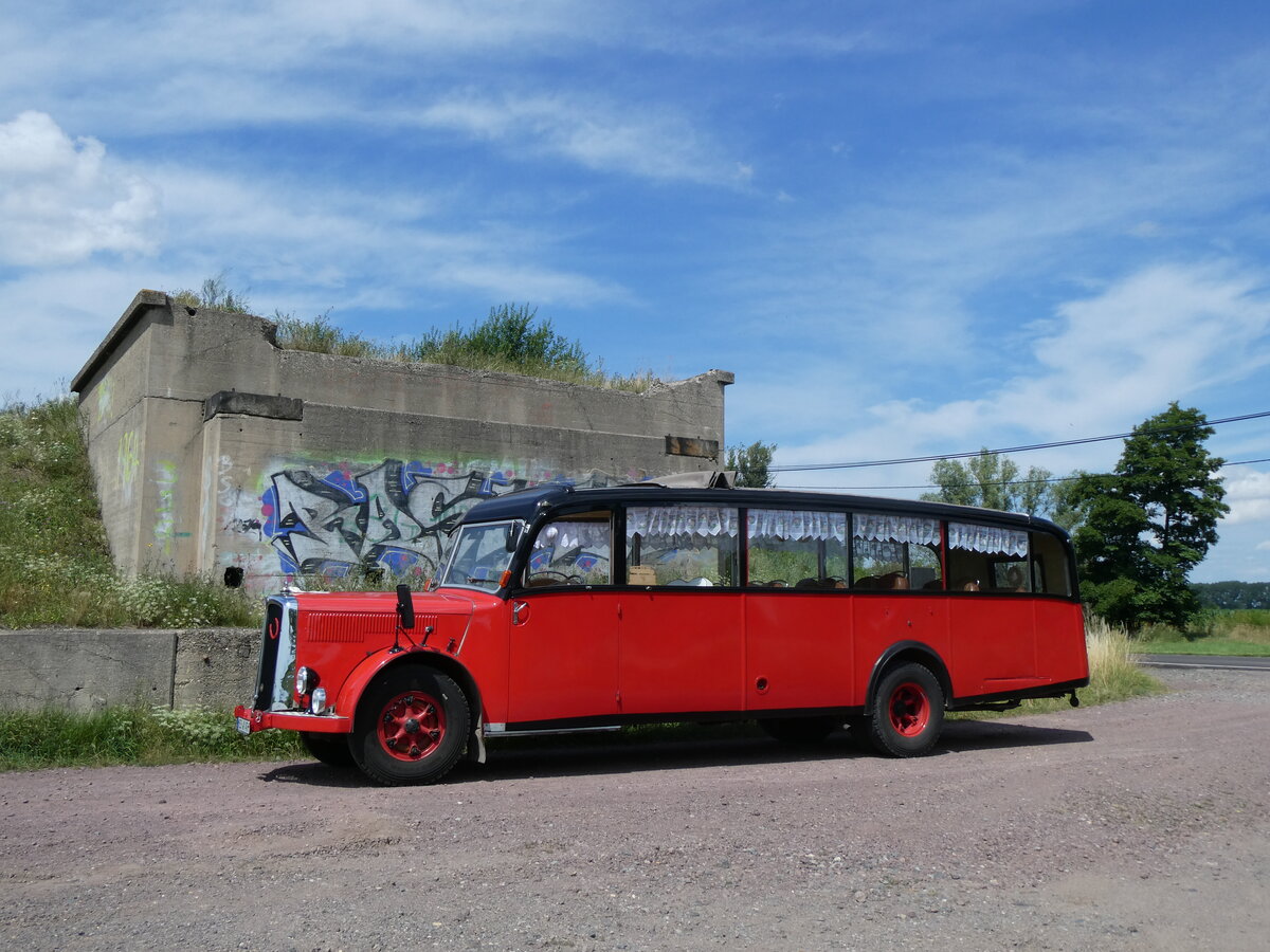 (264'599) - Raab, Bad D�rrenberg - MER-K 49H - Saurer/Saurer (ex VDZ/Landerlebniswelt, Bad D�rrenberg; ex Fankhauser, CH-Arzier; ex AFA Adelboden/CH Nr. 15; ex P 23'052; ex P 2076) am 10. Juli 2024 in Kreypau, Unvollendete Br�cke