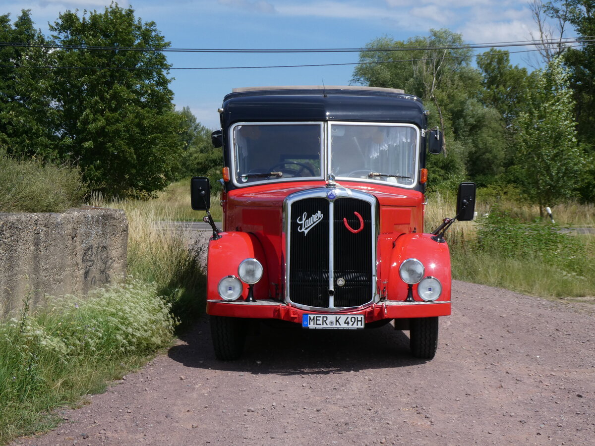 (264'601) - Raab, Bad D�rrenberg - MER-K 49H - Saurer/Saurer (ex VDZ/Landerlebniswelt, Bad D�rrenberg; ex Fankhauser, CH-Arzier; ex AFA Adelboden/CH Nr. 15; ex P 23'052; ex P 2076) am 10. Juli 2024 in Kreypau, Unvollendete Br�cke