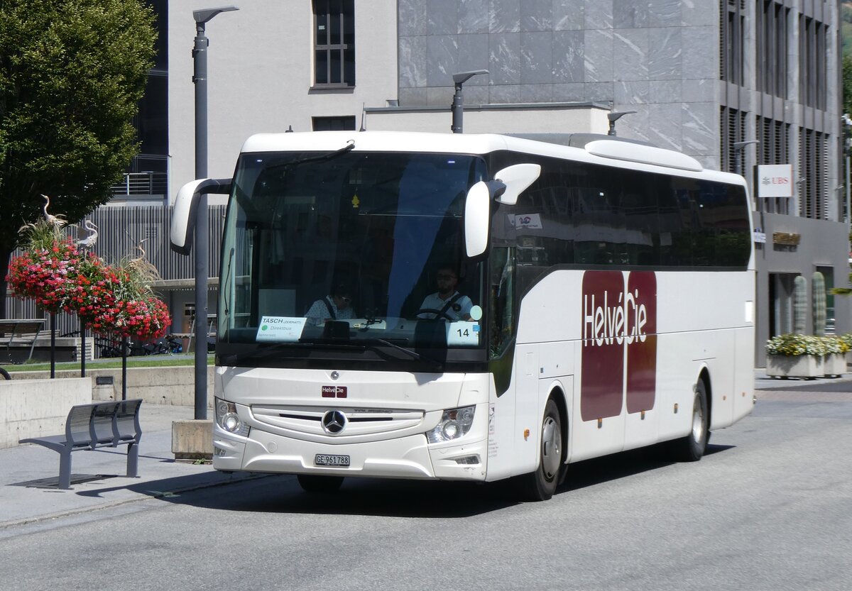 (265'495) - Helv�Cie, Satigny - Nr. 31'069/GE 961'788 - Mercedes am 8. August 2024 beim Bahnhof Visp