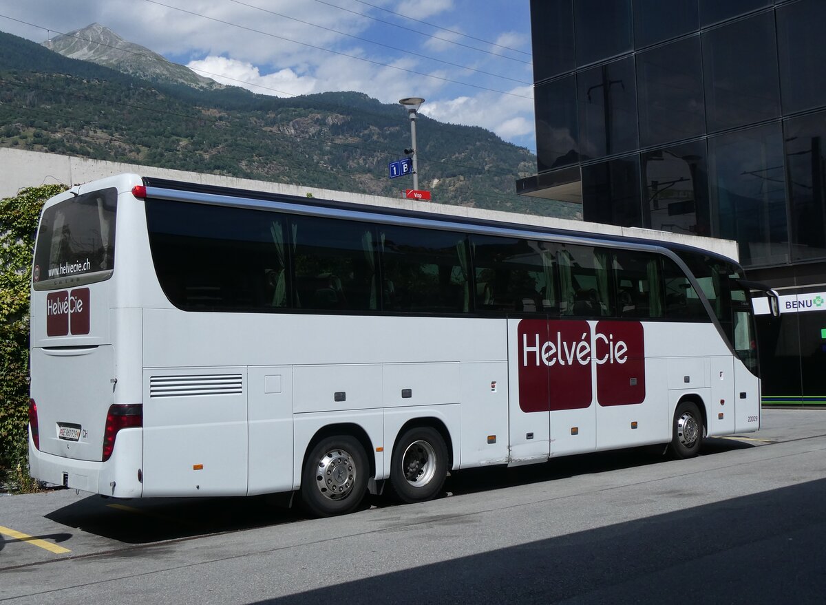 (265'516) - Helv�Cie, Satigny - Nr. 20'029/GE 960'939 - Setra am 8. August 2024 beim Bahnhof Visp