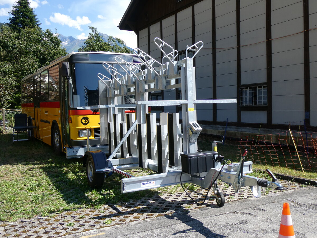 (265'625) - PostAuto Bern - BE 589'378 - Zbinden Veloanh�nger am 13. August 2024 in Meiringen, Garage