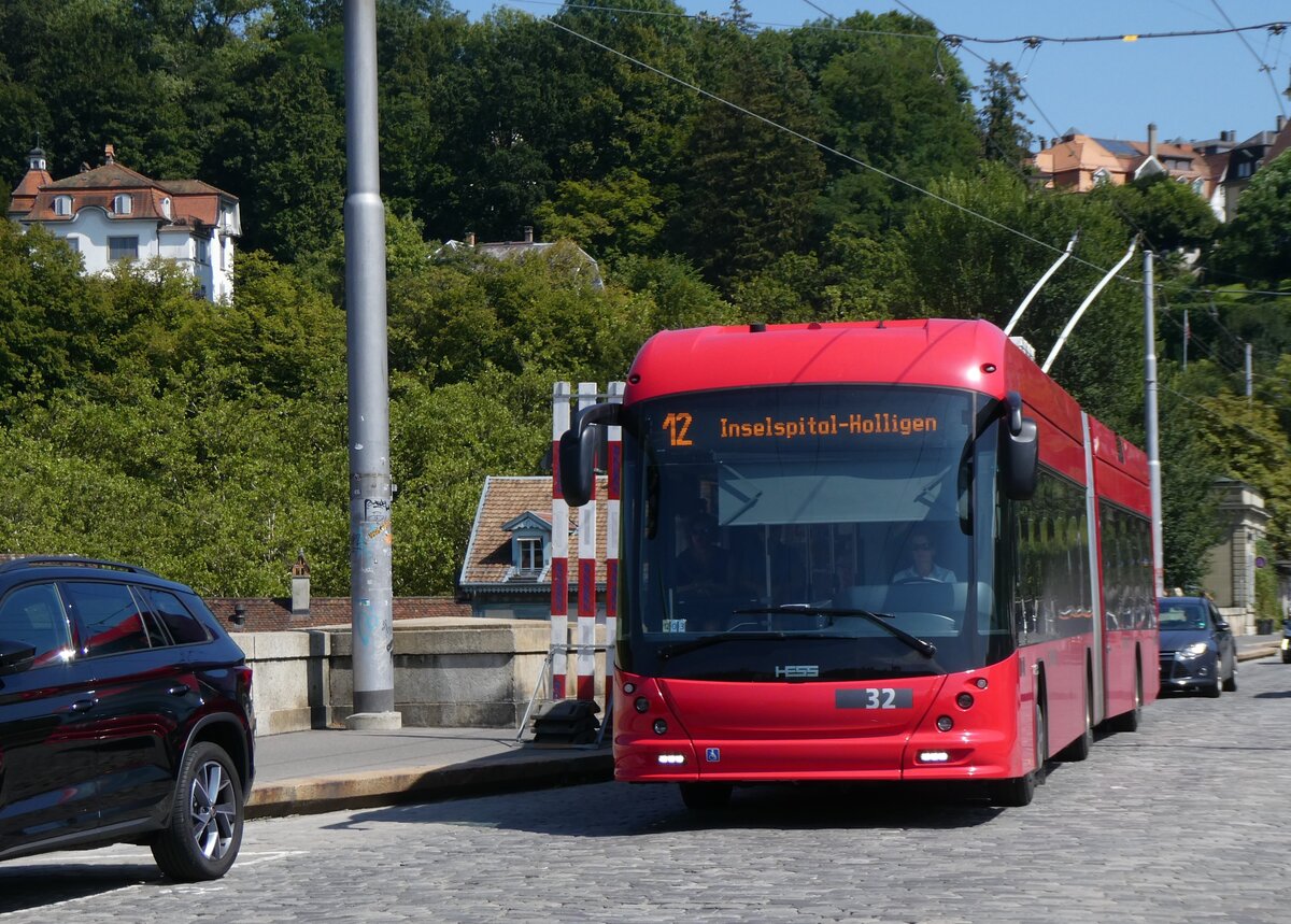 (266'110) - Bernmobil, Bern - Nr. 32 - Hess/Hess Gelenktrolleybus am 24. August 2024 in Bern, Nydeggbr�cke 