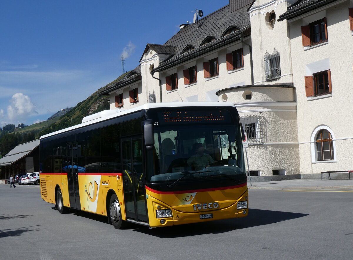 (266'229) - PostAuto Graub�nden - GR 102'393/PID 10'377 - Iveco (ex PostAuto Ostschweiz TG 158'065; ex PostAuto Graub�nden GR 170'438; ex PostAuto Ostschweiz AR 14'863) am 27. August 2024 beim Bahnhof Scuol-Tarasp