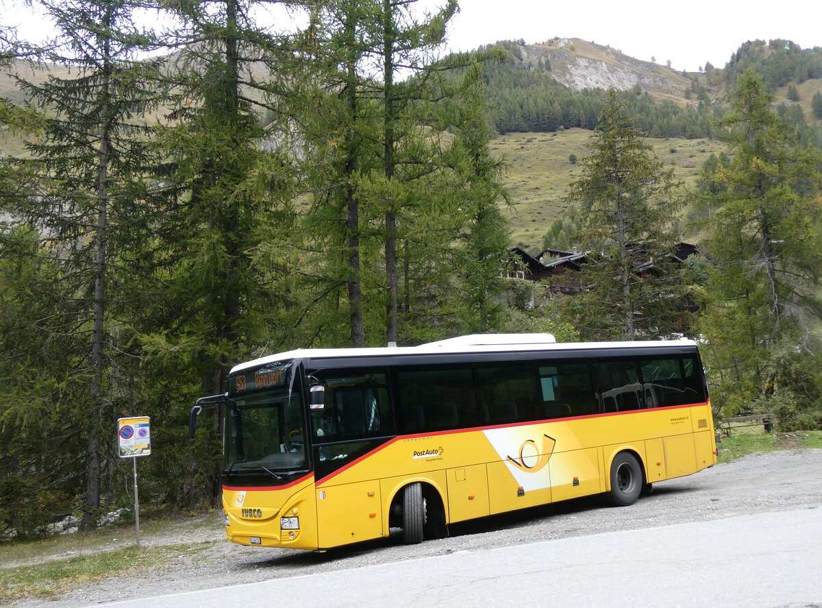 (267'765) - Seiler, Ernen - VS 464'700/PID 10'742 - Iveco (ex PostAuto Wallis) am 6. Oktober 2024 in Binn, F�ld