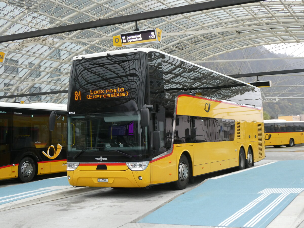 (267'903) - PostAuto Graub�nden - GR 170'401/PID 10'962 - Van Hool am 8. Oktober 2024 in Chur, Postautostation