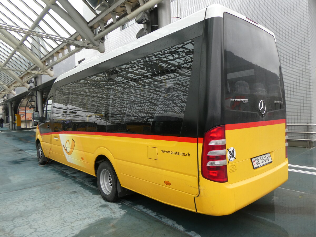 (267'905) - PostAuto Graub�nden - GR 56'016/PID 10'176 - Mercedes am 8. Oktober 2024 in Chur, Postautostation