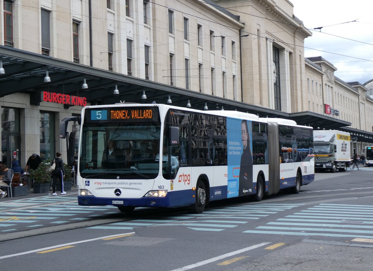 (267'926) - TPG Gen�ve - Nr. 163/GE 960'547 - Mercedes am 10. Oktober 2024 beim Bahnhof Gen�ve