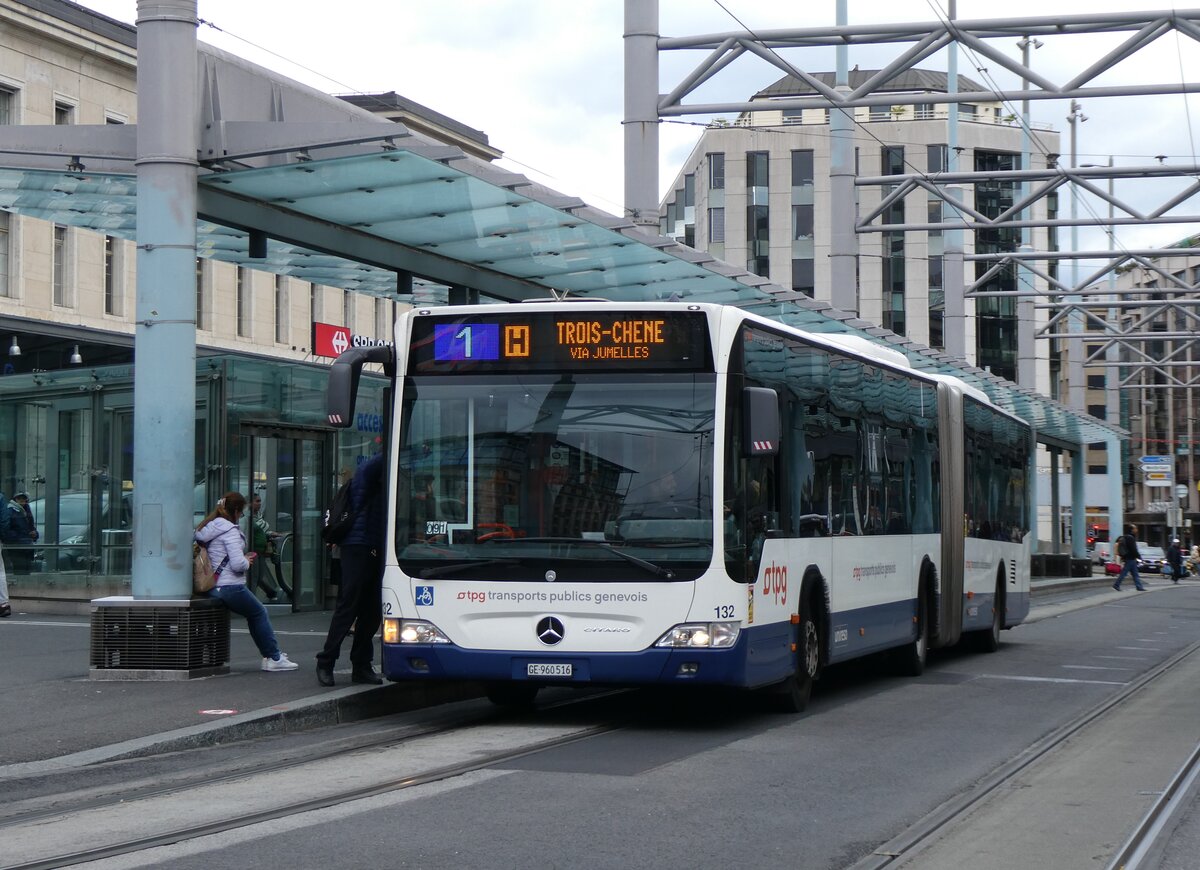 (267'928) - TPG Gen�ve - Nr. 132/GE 960'516 - Mercedes am 10. Oktober 2024 beim Bahnhof Gen�ve