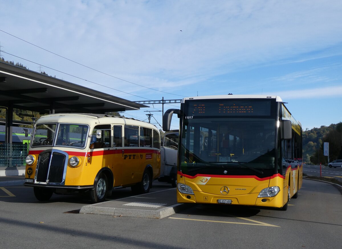 (268'003) - Schmid, Th�rishaus - Nr. 3/BE 26'760 - Saurer/Gangloff (ex Geiger, Adelboden Nr. 3) + PostAuto Bern BE 657'480/PID 11'017 - Mercedes am 12. Oktober 2024 beim Bahnhof Reichenbach
