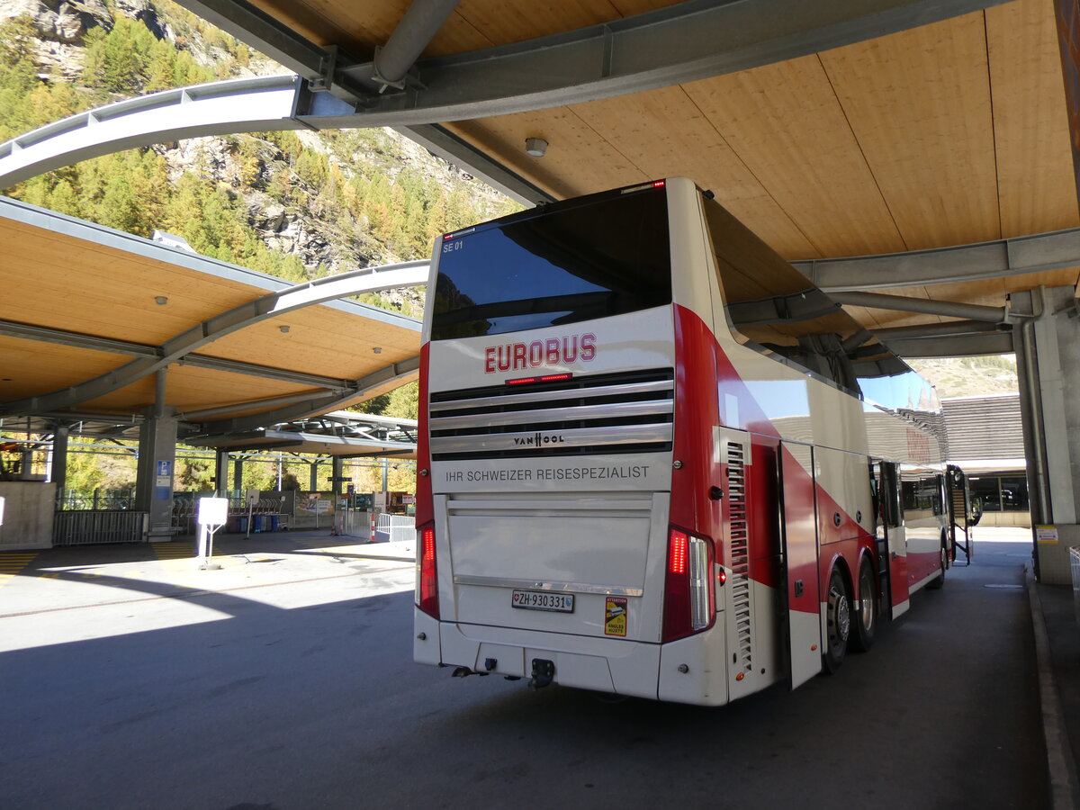 (268'340) - Welti-Furrer, Bassersdorf - NR SE01/ZH 930'331 - Van Hool (ex Eurobus swiss-express, Bassersdorf Nr. SE01) am 21. Oktober 2024 beim Bahnhof T�sch