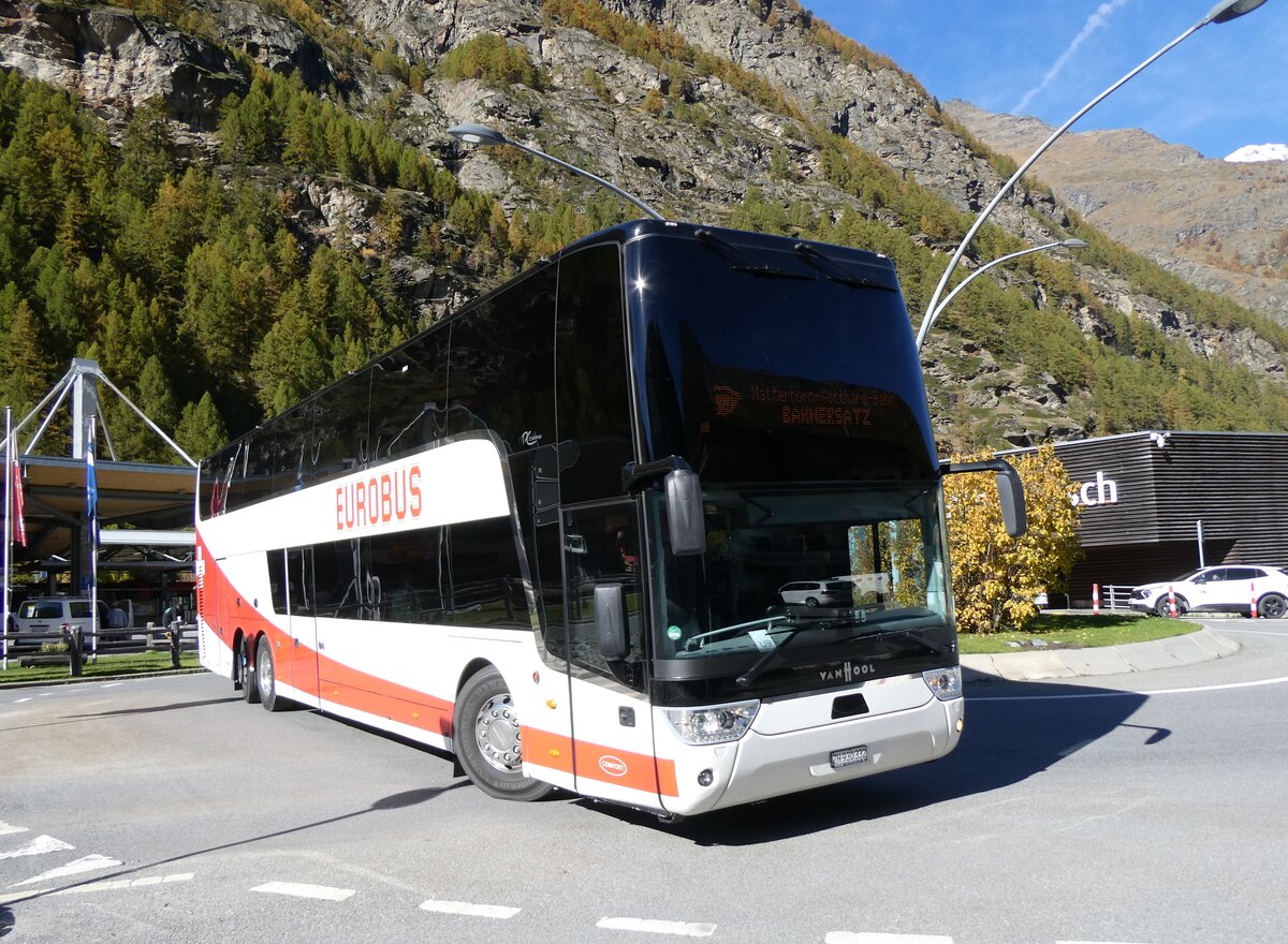 (268'349) - Welti-Furrer, Bassersdorf - Nr. SE02/ZH 930'332 - Van Hool (ex Eurobus swiss-express, Bassersdorf - Nr. SE02) am 21. Oktober 2024 beim Bahnhof T�sch