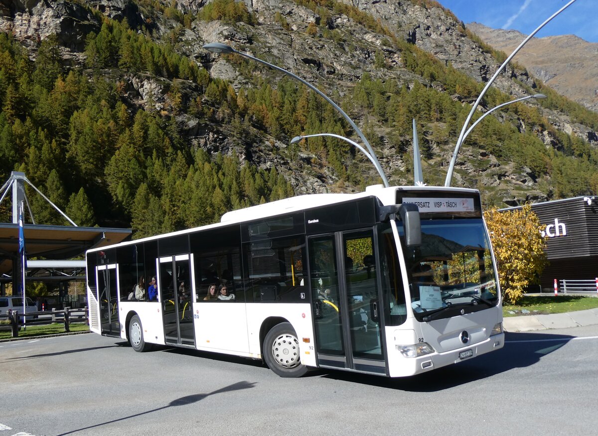 (268'351) - Welti-Furrer, Bassersdorf - Nr. 92/ZH 953'709 - Mercedes am 21. Oktober 2024 beim Bahnhof T�sch