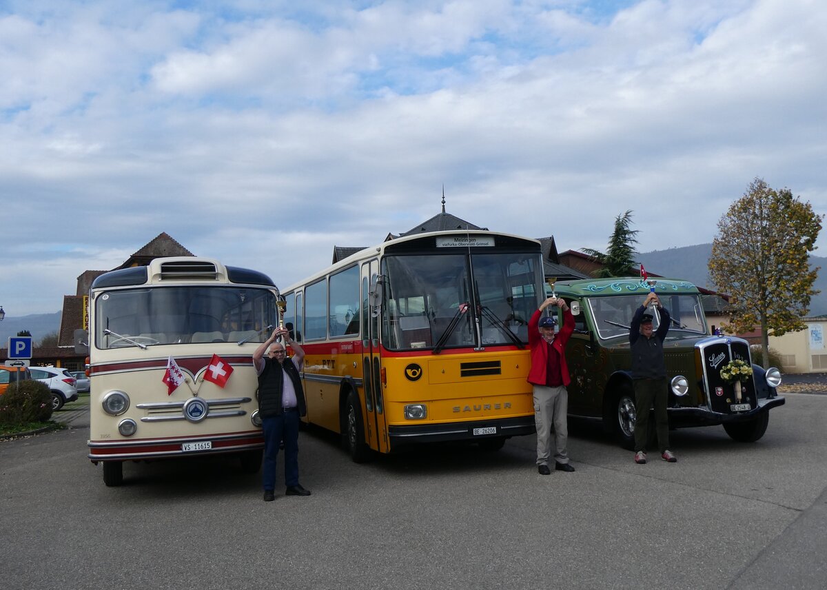 (268'733) - Aus der Schweiz: Ballestraz, Gr�ne - VS 11'615 - Saurer/Saurer (ex Girardet, Yverdon) + Schmid, Th�rishaus - BE 26'206 - Saurer/T�scher (ex P 24'244) + Lorenz, Lyssach - BE 2548 U - Saurer/Saurer (ex Geiger, Adelboden Nr. 8; ex P 1997) am 27. Oktober 2024 in Kintzheim, Cigoland