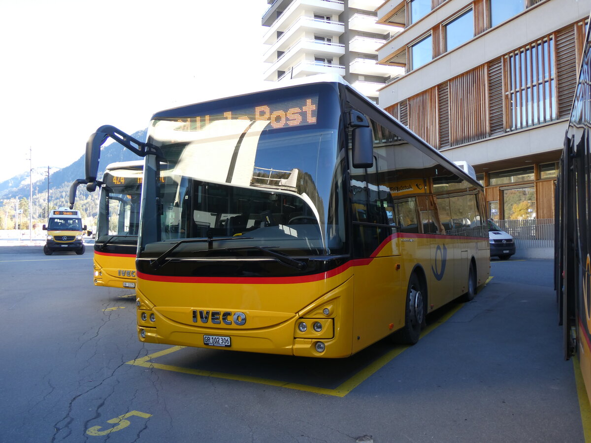 (268'834) - PostAuto Graub�nden - GR 102'306/PID 12'012 - Iveco (ex Nr. 6) am 29. Oktober 2024 beim Bahnhof Ilanz