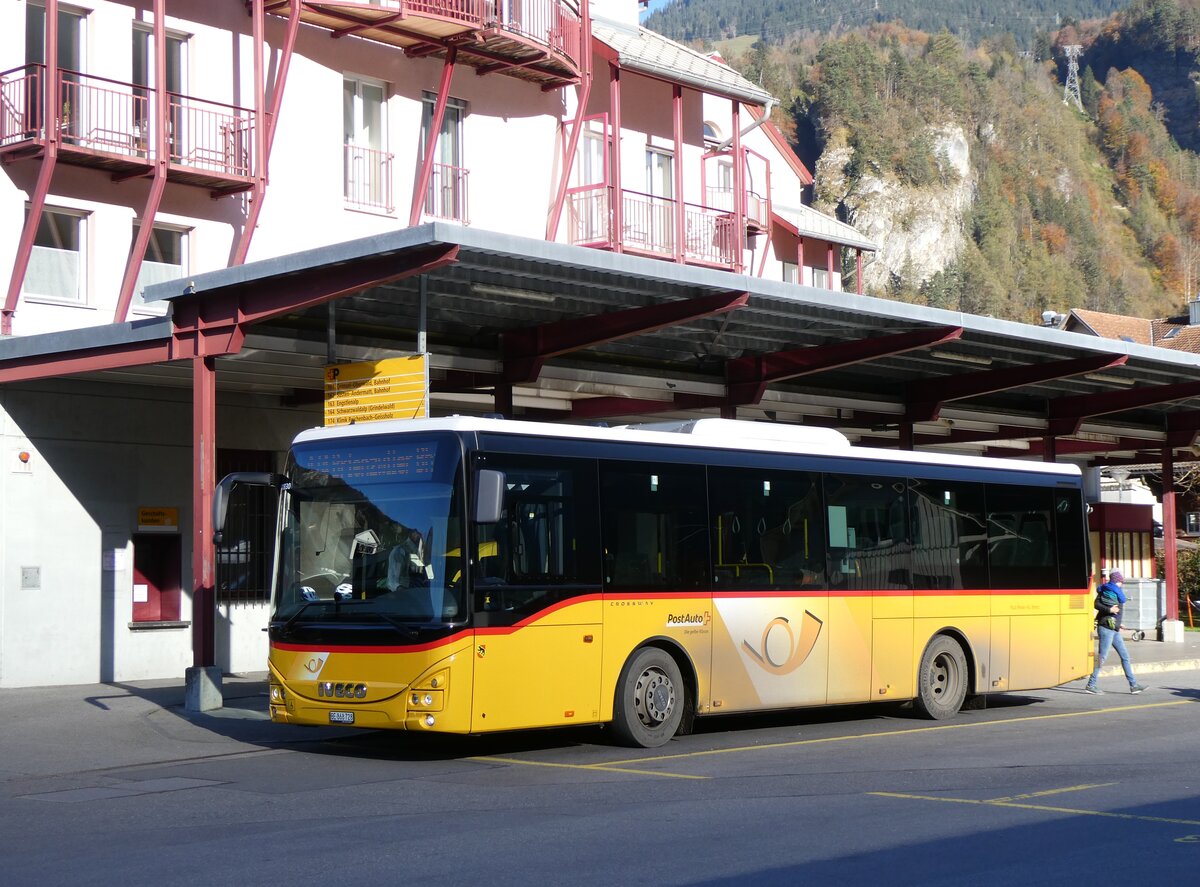 (268'874) - Fl�ck, Brienz - Nr. 28/BE 868'728/PID 11'830 - Iveco am 1. November 2024 in Meiringen, Postautostation