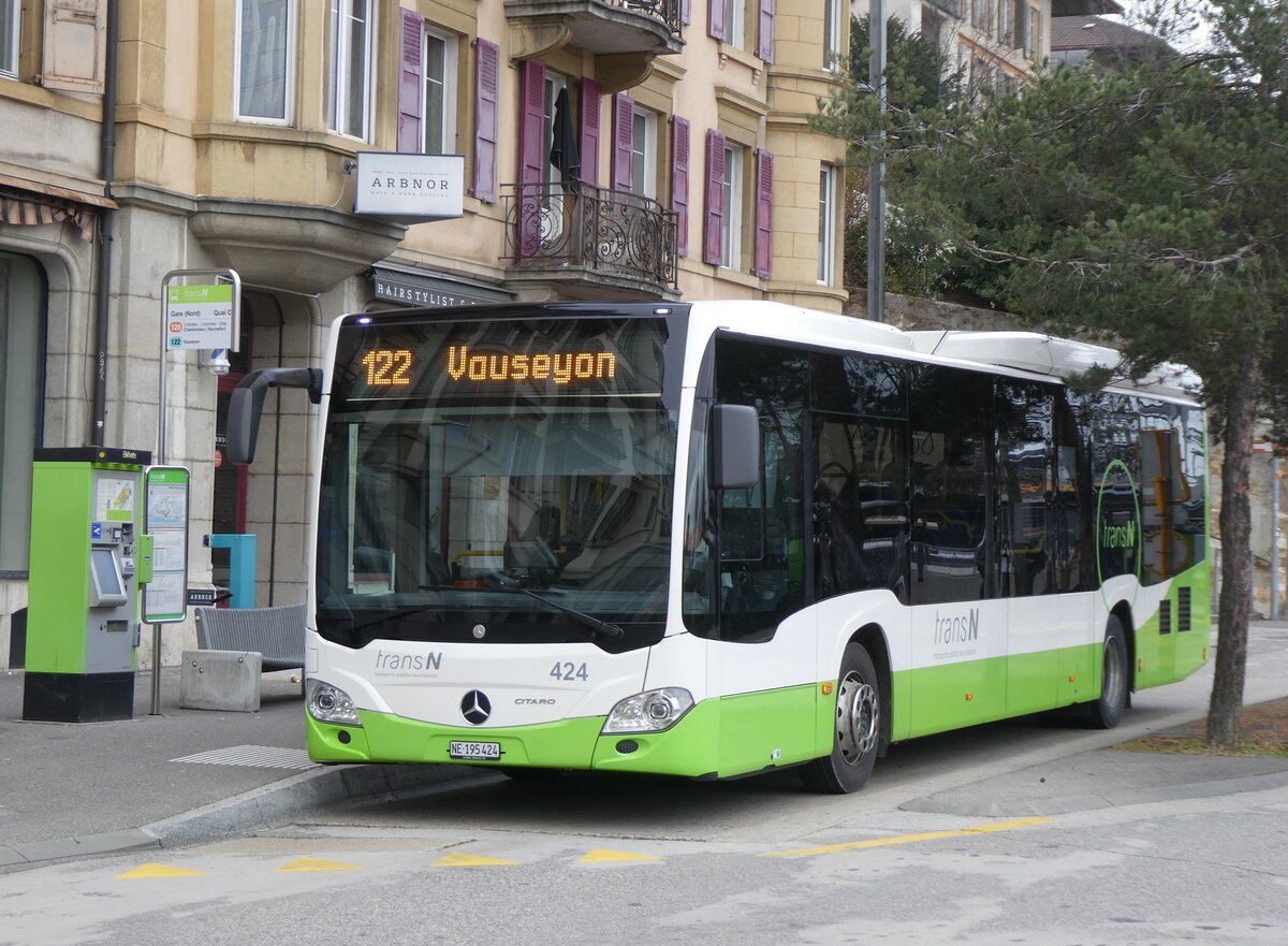 (269'527) - transN, La Chaux-de-Fonds - Nr. 424/NE 195'424 - Mercedes am 30. November 2024 beim Bahnhof Neuch�tel