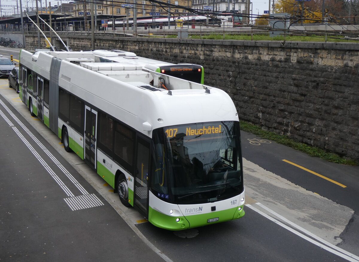 (269'529) - transN, La Chaux-de-Fonds - Nr. 167/NE 209'167 - Hess/Hess Gelenktrolleybus am 30. November 2024 beim Bahnhof Neuch�tel