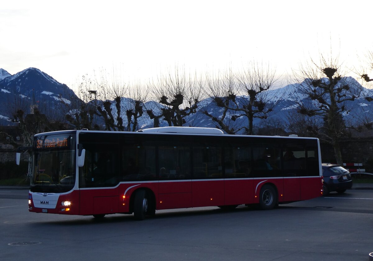 (269'972) - PostAuto Zentralschweiz - Nr. 530/OW 26'301/PID 12'338 - MAN (ex Dr. Richard, A-Wien Nr. 1418) am 17. Dezember 2024 beim Bahnhof Sarnen