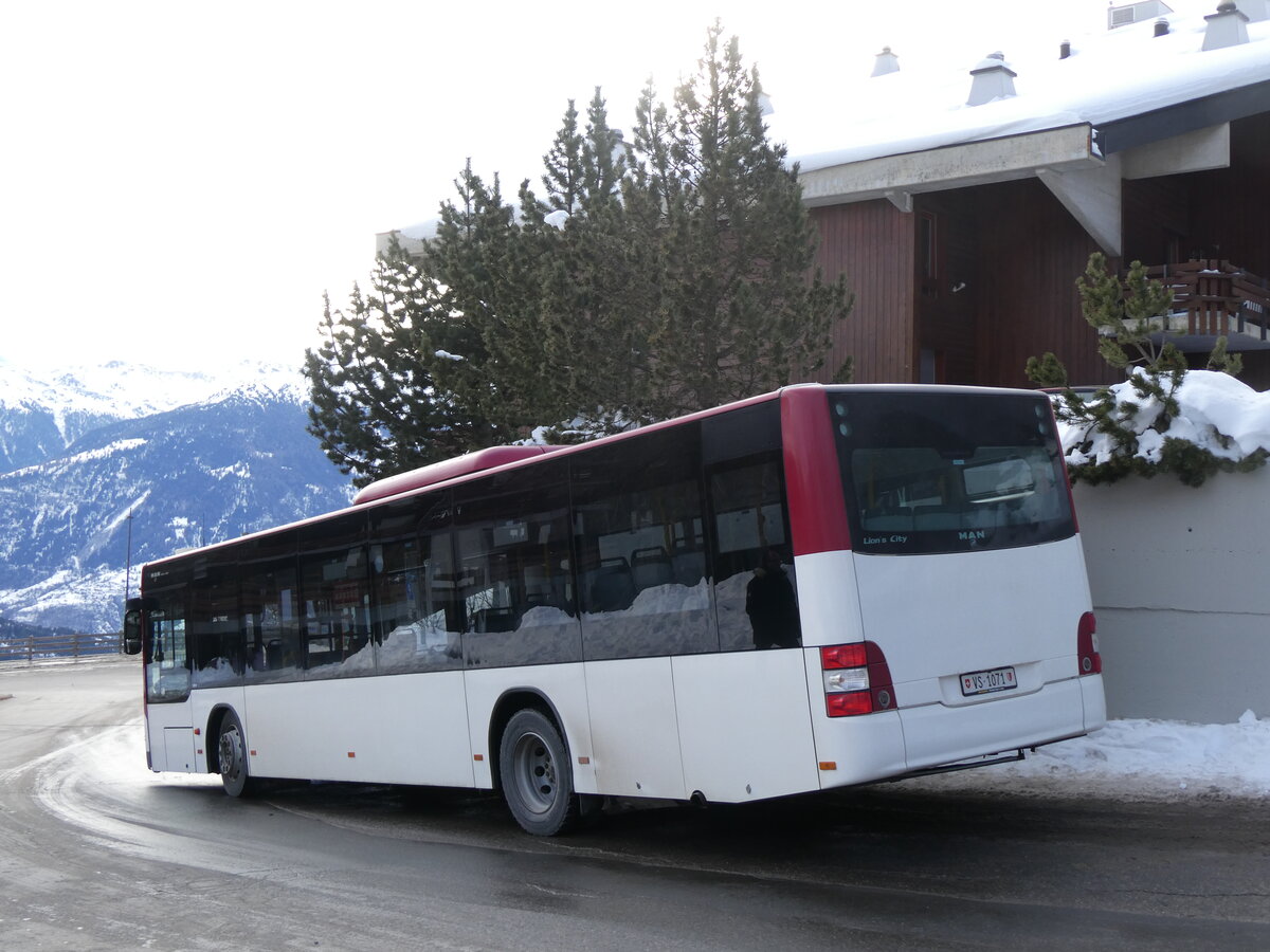 (270'558) - Buchard, Leytron - VS 1071 - MAN (ex PostAuto Wallis Nr. 69/PID 4779; ex Lathion, Sion Nr. 69) am 2. Januar 2025 in Anz�re, T�l�cabine