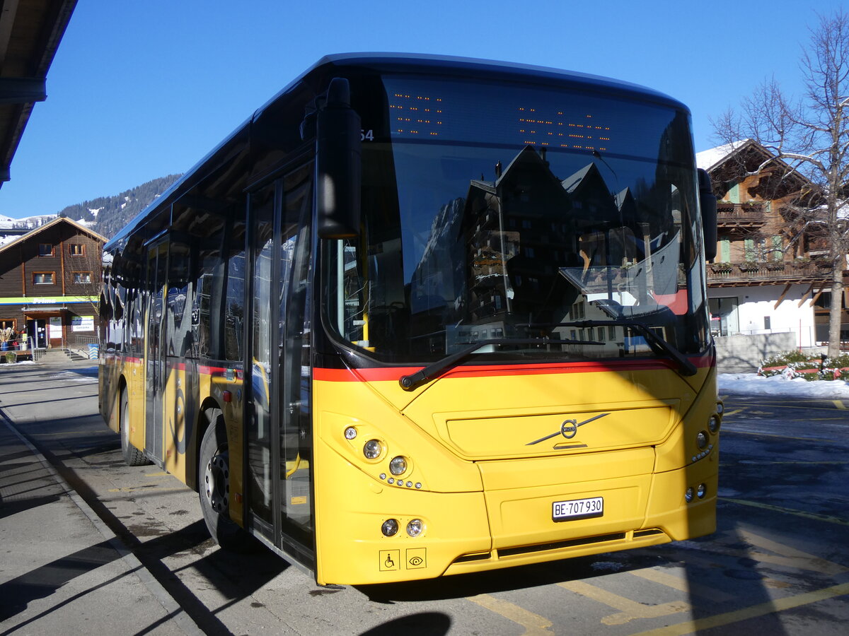 (271'119) - PostAuto Bern - BE 707'930/PID 10'964 - Volvo (ex K�bli, Gstaad) am 13. Januar 2025 beim Bahnhof Gstaad