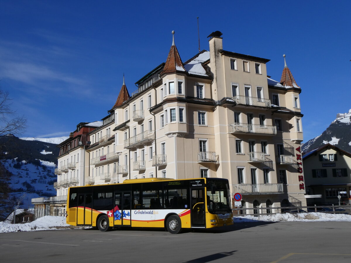 (272'157) - GrindelwaldBus, Grindelwald - Nr. 24/BE 364'408 - MAN/G�ppel am 17. Februar 2025 beim Bahnhof Grindelwald