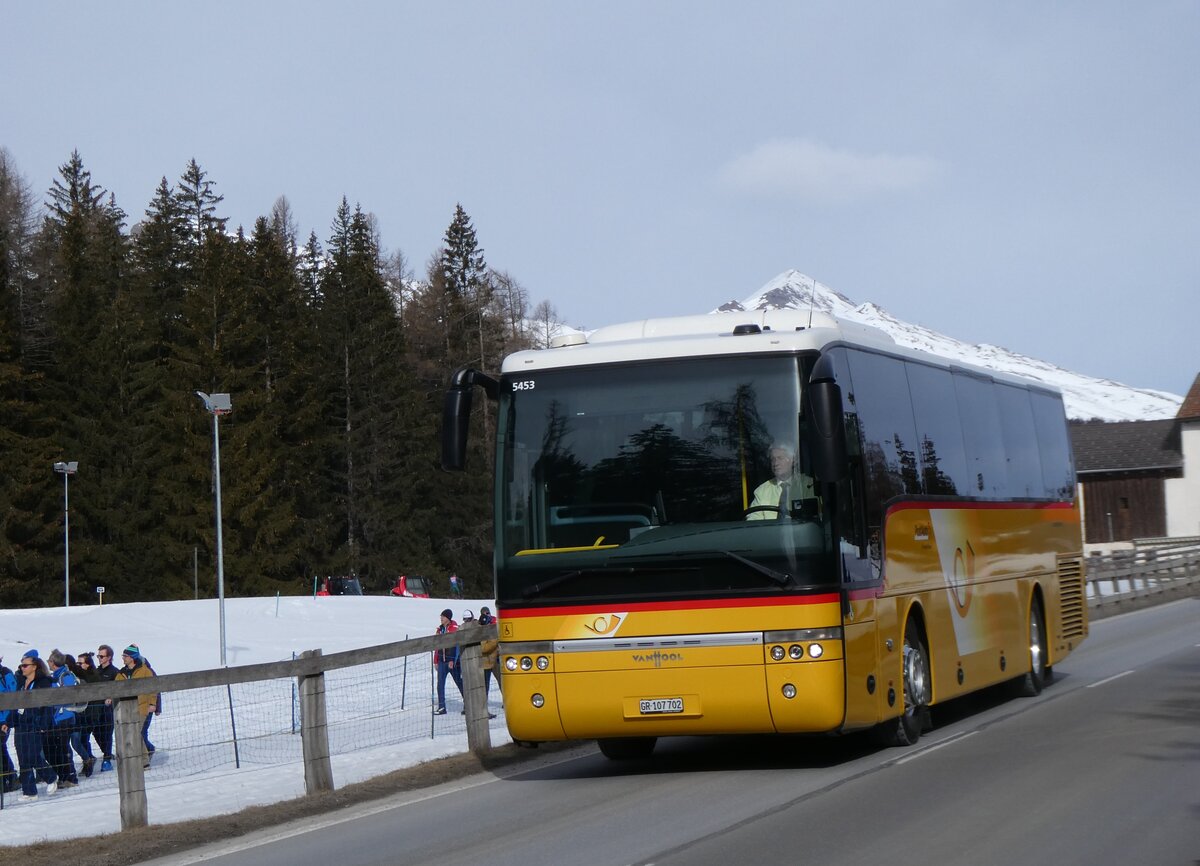 (272'322) - PostAuto Graub�nden - GR 107'702/PID 5453 - Van Hool am 22. Februar 2025 in Lantsch/Lenz, Biathlon-WM