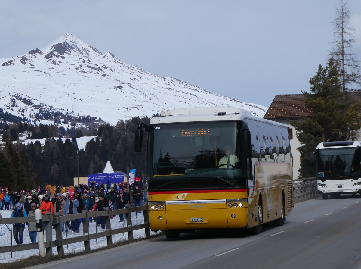 (272'367) - PostAuto Graub�nden - GR 107'702/PID 5453 - Van Hool am 22. Februar 2025 in Lantsch/Lenz, Biathlon-WM