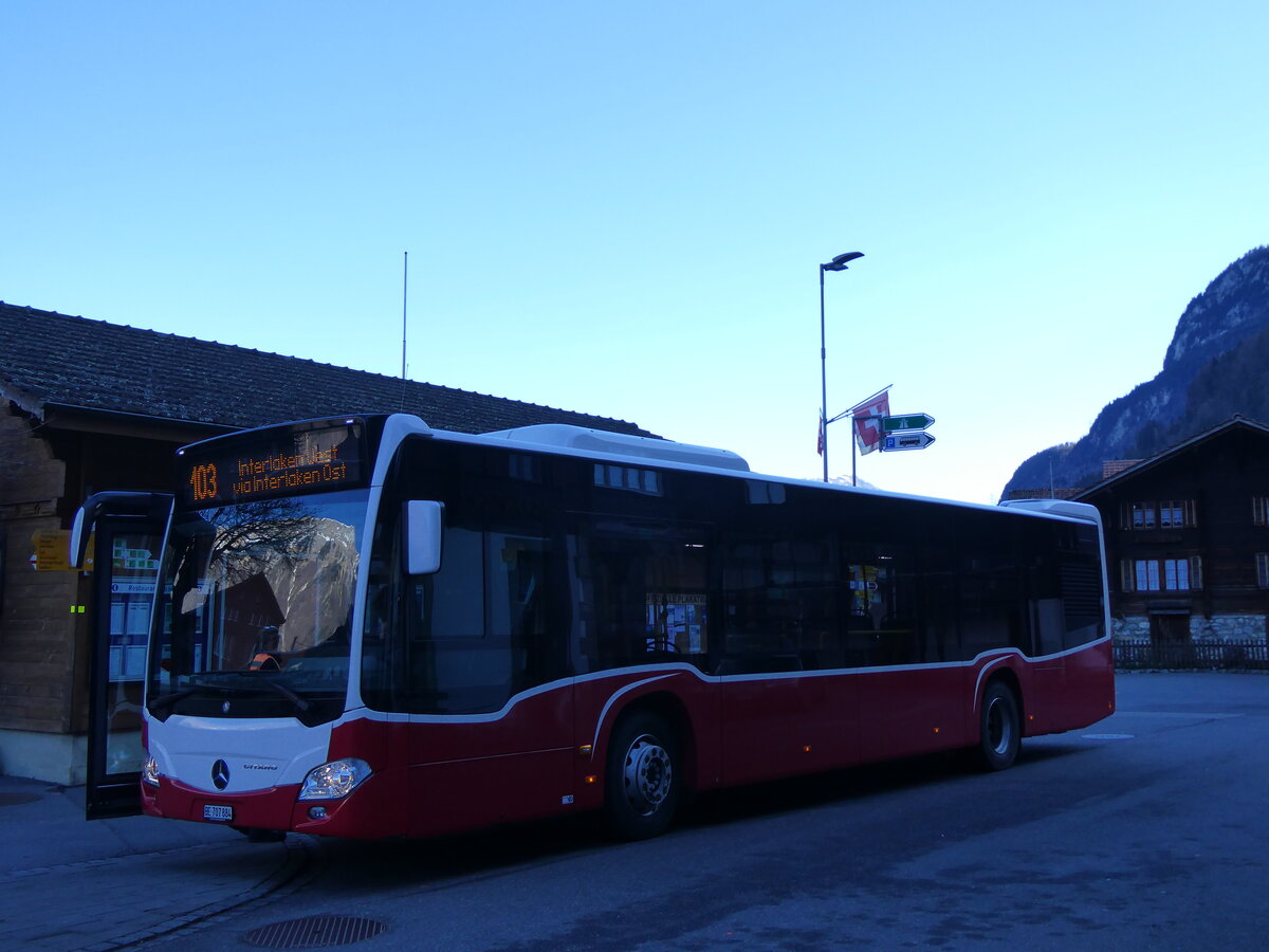 (272'657) - PostAuto Bern - BE 707'884/PID 12'414 - Mercedes (ex Wiener Linien, A-Wien Nr. 8154) am 7. M�rz 2025 in Iseltwald, Dorfplatz