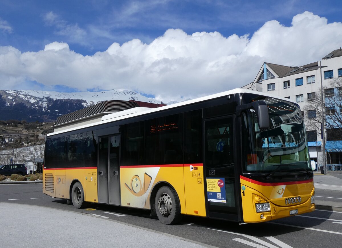 (272'801) - PostAuto Wallis - Nr. 1/VS 429'257/PID 10'064 - Iveco am 11. M�rz 2025 beim Bahnhof Sion
