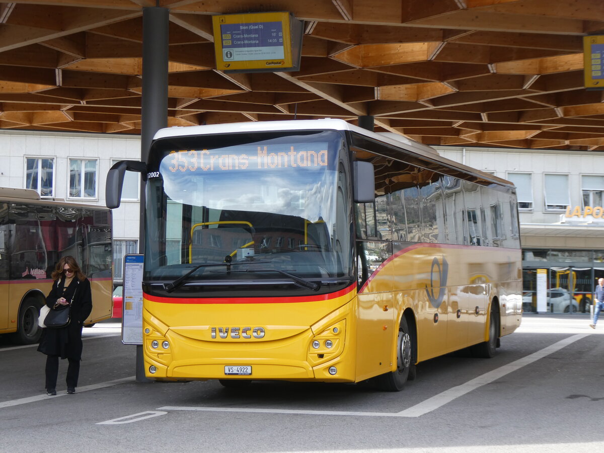 (272'804) - Mabillard, Lens - VS 4922/PID 12'002 - Iveco am 11. M�rz 2025 beim Bahnhof Sion