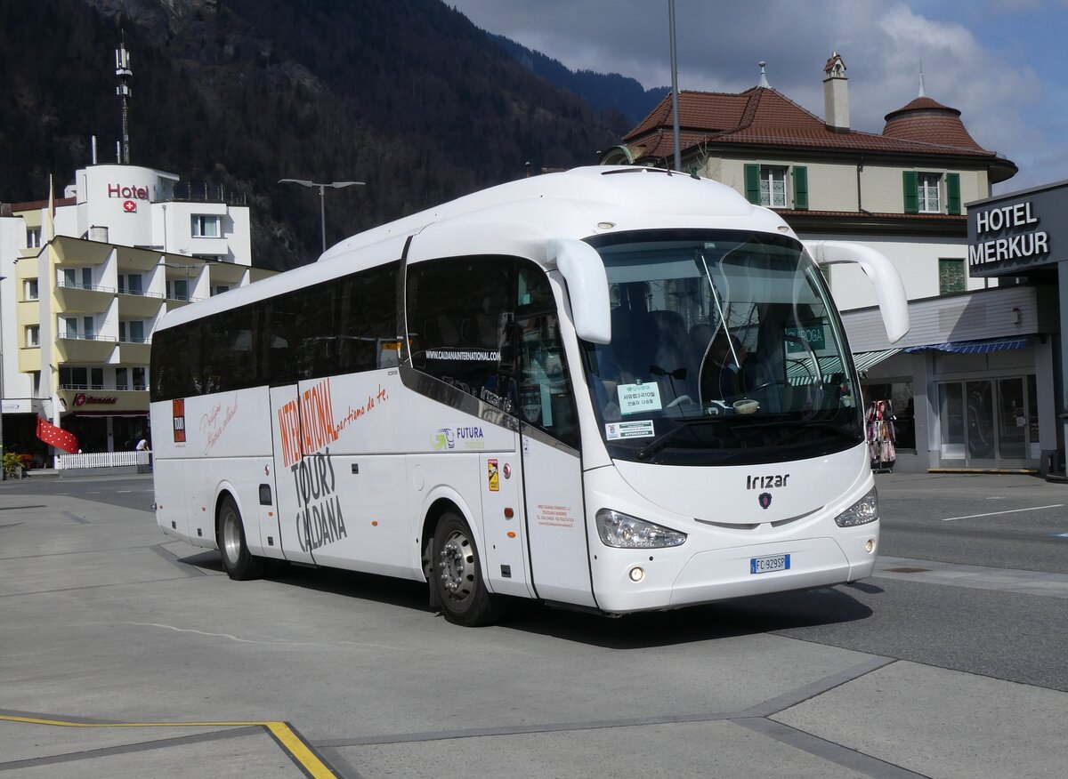 (273'305) - Aus Italien: Caldana, Toscolano Maderno - FC-929 SP - Scania/Irizar am 28. M�rz 2025 beim Bahnhof Interlaken West