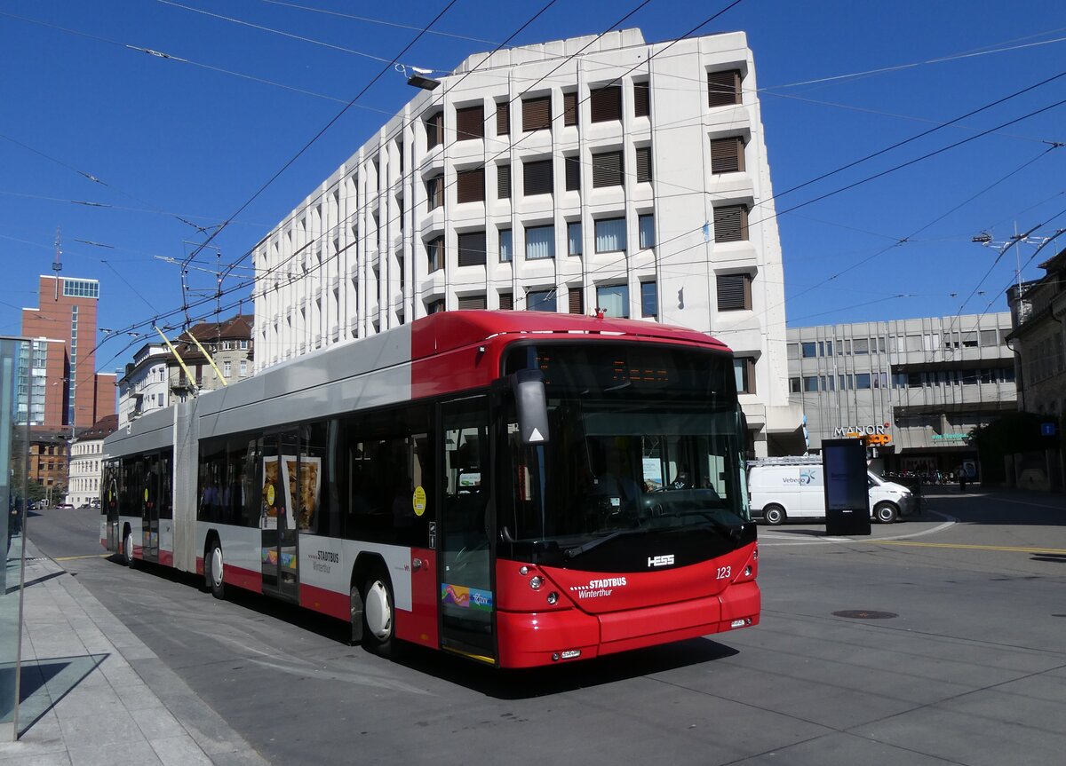 (273'504) - SW Winterthur - Nr. 123 - Hess/Hess Gelenktrolleybus am 2. April 2025 beim Hauptbahnhof Winterthur