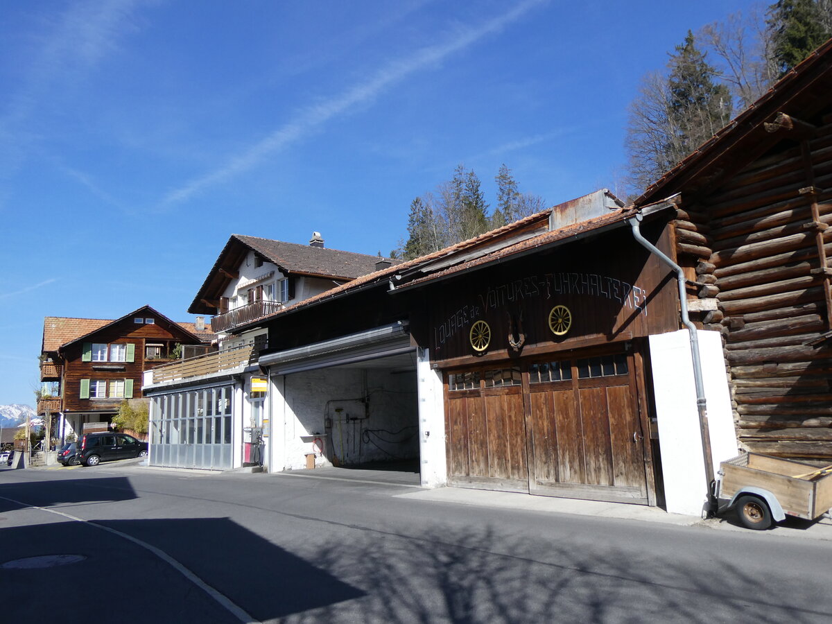 (273'787) - PostAuto-Haltestelle am 10. April 2025 und PostAuto-Garage in Beatenberg, Hubel