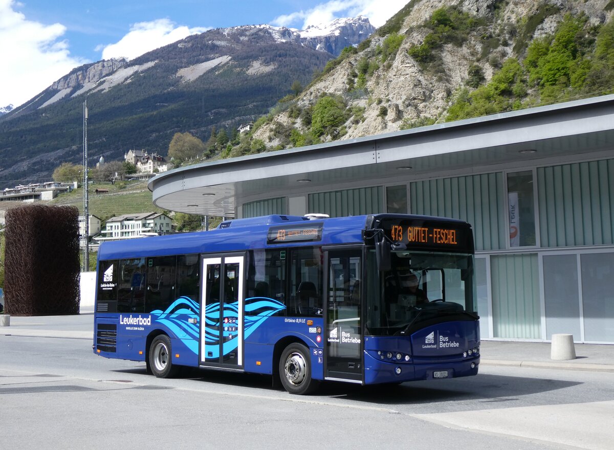 (274'007) - LBB Susten - Nr. 21/VS 38'021 - Solaris am 14. April 2025 beim Bahnhof Leuk