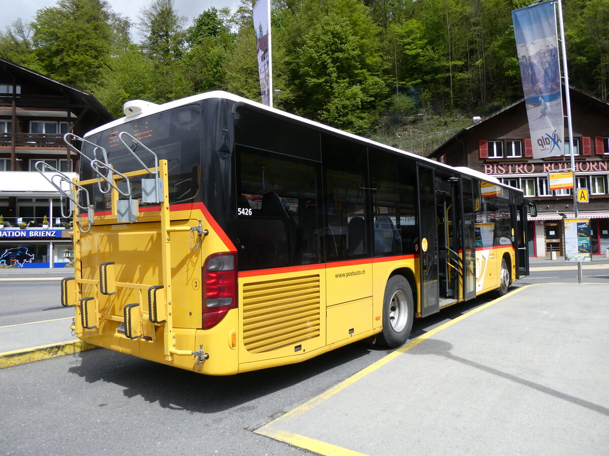 (274'172) - Fl�ck, Brienz - Nr. 3/BE 568'700/PID 5426 - Setra am 24. April 2025 beim Bahnhof Brienz