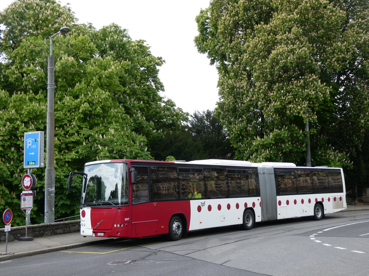 (274'195) - TPF Fribourg - Nr. 107/FR 300'345 - Volvo am 26. April 2025 beim Bahnhof Neuch�tel