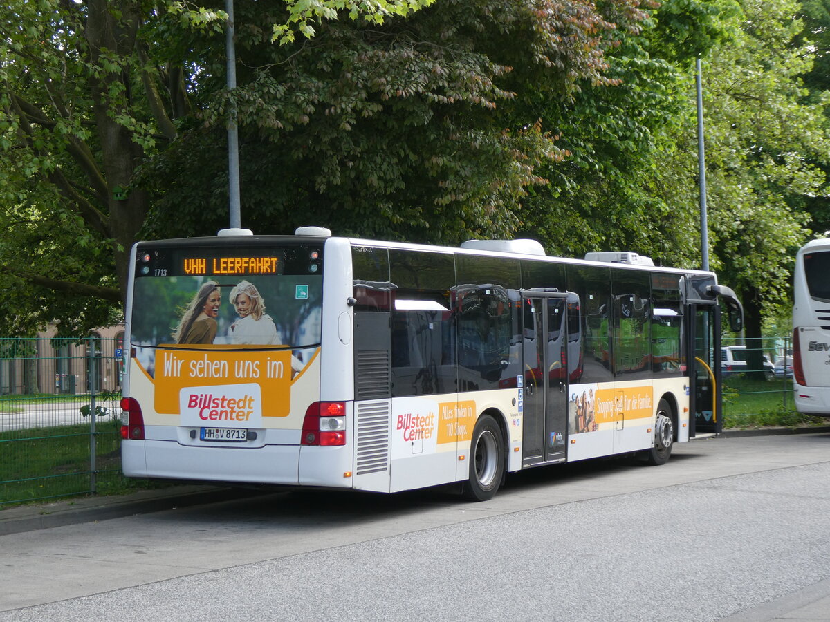 (275'388) - VHH Hamburg - Nr. 1713/HH-V 8713 - MAN am 10. Mai 2025 beim Hauptbahnhof Hamburg