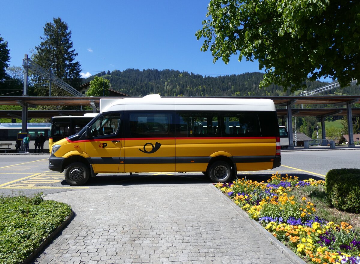 (275'598) - PostAuto Bern - BE 707'972/PID 10'890 - Mercedes (ex K�bli, Gstaad) am 16. Mai 2025 beim Bahnhof Gstaad
