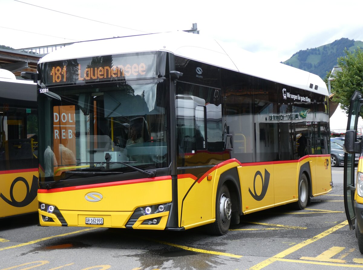 (276'280) - PostAuto Graub�nden - GR 162'991/PID 12'081 - eSolaris am 5. Juni 2025 beim Bahnhof Gstaad