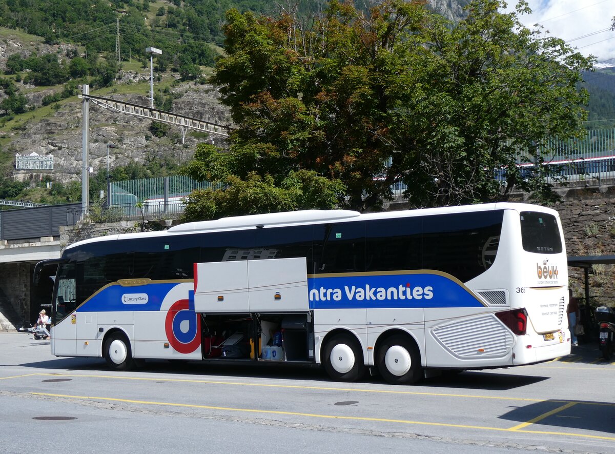 (276'295) - Aus Holland: Beuk, Noordwijk - Nr. 365/BB-069-B - Setra am 6. Juni 2025 beim Bahnhof Brig