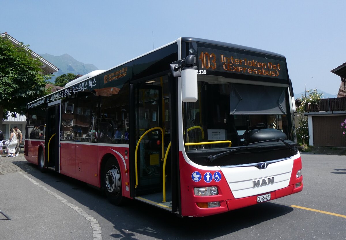 (276'539) - PostAuto Bern - BE 654'090/PID 12'339 - MAN (ex Dr. Richard, A-Wien Nr. 1419) am 9. Juni 2025 in Iseltwald, Dorfplatz