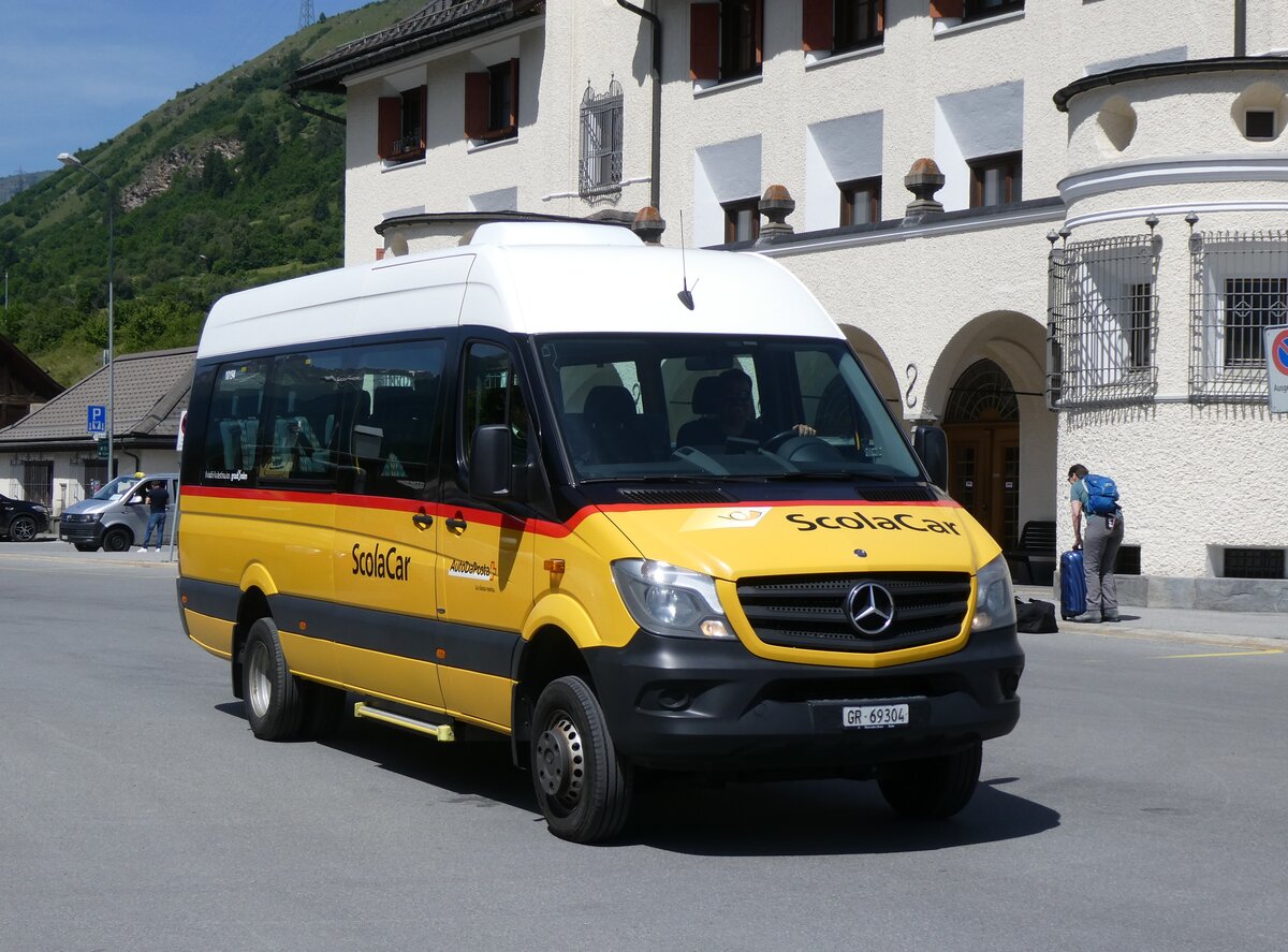 (276'888) - PostAuto Graub�nden - GR 69'304/PID 10'194 - Mercedes am 18. Juni 2025 beim Bahnhof Scuol-Tarasp