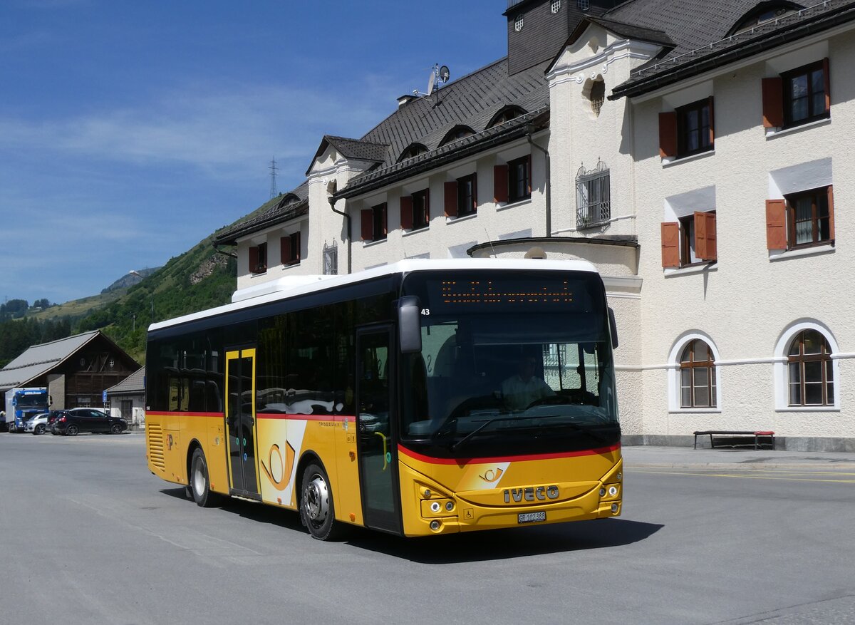 (276'894) - PostAuto Graub�nden - GR 102'388/PID 11'643 - Iveco am 18. Juni 2025 beim Bahnhof Scuol-Tarasp