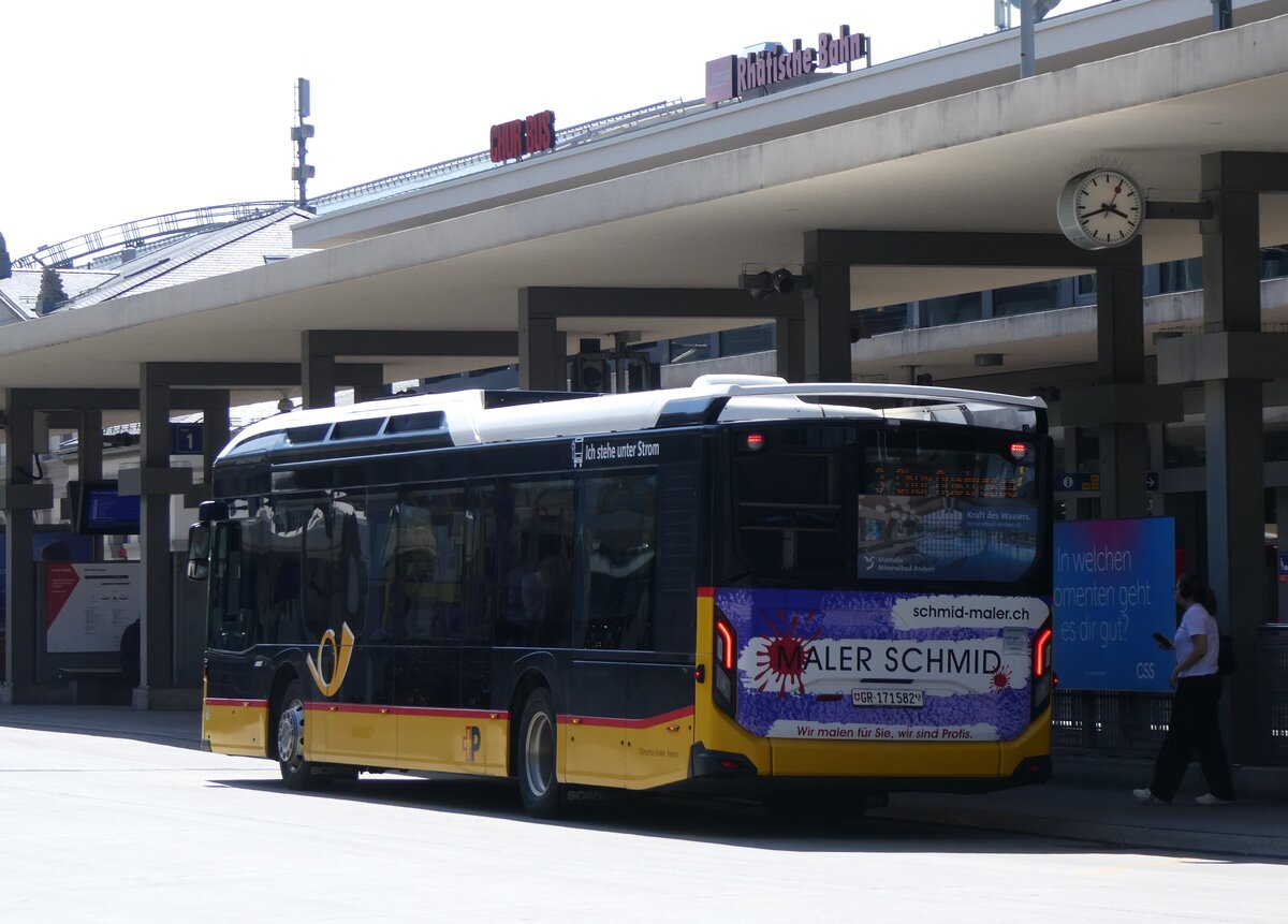 (276'938) - PostAuto Graub�nden - GR 171'582/ PID 11'893 - eScania (ex D�nser, Trimmis GR 7288; ex D�nser, Trimmis GR 165'792) am 18. Juni 2025 beim Bahnhof Chur