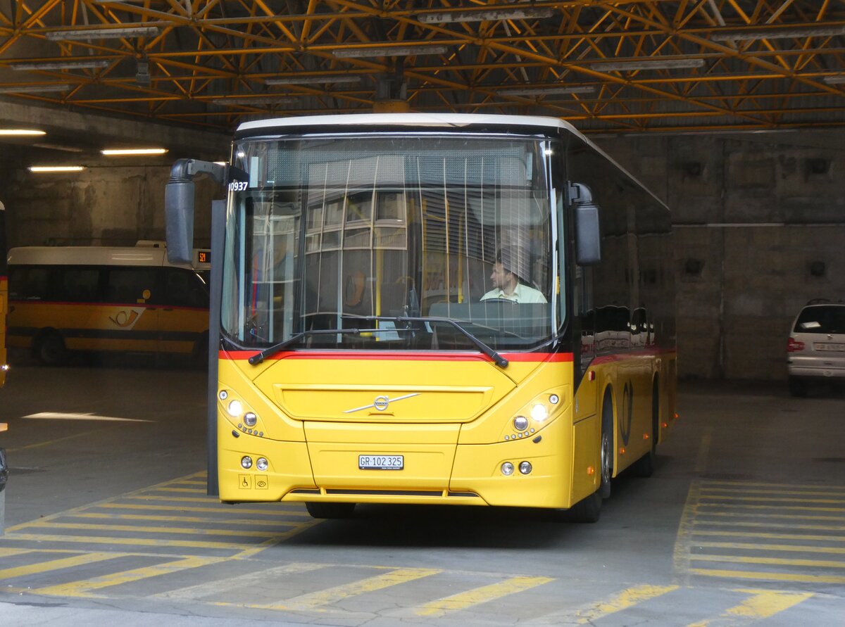 (276'984) - PostAuto Graub�nden - GR 102'325/PID 10'937 - Volvo am 19. Juni 2025 in Thusis, Postautostation