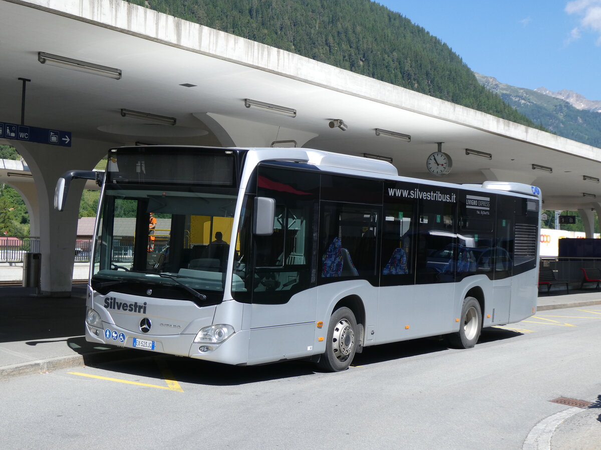 (277'006) - Aus Italien: Silvestri, Livigno - EX-523 JG - Mercedes am 19. Juni 2025 beim Bahnhof Zernez