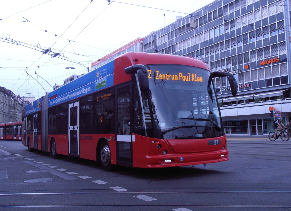 (277'657) - Bernmobil, Bern - Nr. 31 - Hess/Hess Gelenktrolleybus am 6. Juli 2025 beim Bahnhof Bern